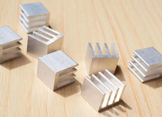 Услуги по обработке CNC для высокоточных алюминиевых экструзионных компонентов теплоотводов